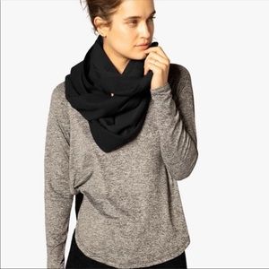 NWT Beyond yoga infinity scarf with hidden pocket